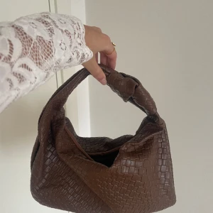 Handväska - Jättesnygg och trendig bottega liknande väska som aldrig har använts💕💕
