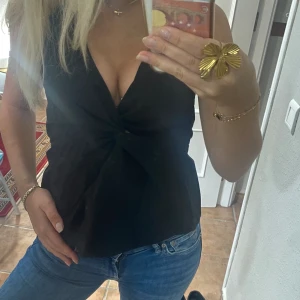 Festtopp  - Säljer min zara topp som är as snygg🤗 den är helt ny och kommer med prislapp på