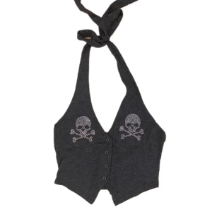 Halterneck - Halterneck med döskallar. Knyts i nacken. Är från Shein. Skriv om du har frågor eller vill ha fler bilder!