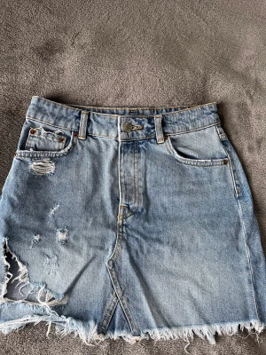 Perfekta jeans kjolen till sommaren! - Säljer denna jeanskjol då jag inte använder den längre. Passar till allt både vardags och fest!