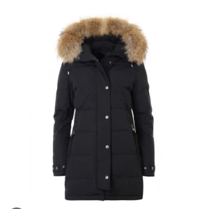 Hollies subway jacka  - Säljer den här hollies jackan för den inte kommer till användning den är i okej skick de ända är att en av knapparna där bak inte går att stänga pälsen finns och är väldigt fin skriv om ni vill ha mer bilder 