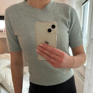 Stickad t-shirt - Väl använd 