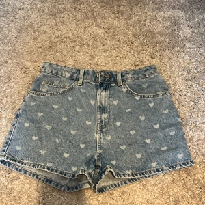 Shorts med print vintage - Super snygga, fina, coola o sköna shorts! Sitter jättesnyggt på en, säljer då dom blivit för små för mig. Men dom är precis som nya! 