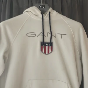 Vit gant hoodie - Säljer min super mysiga gant hoodie då den inte kommer till användning längre! 