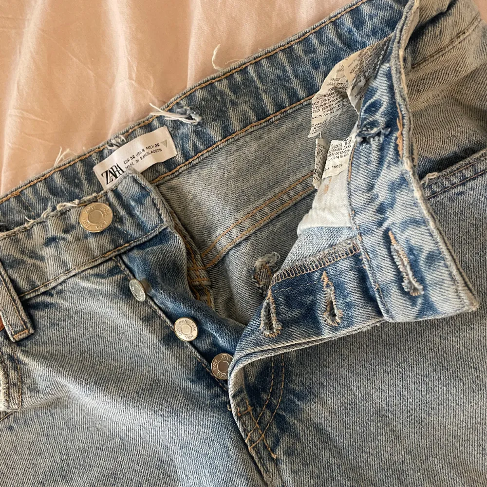 zara jeans i storlek 36🩷 gjort hål längst midjan så man kan sätta in ett snöre för att få tajtare i midjan🩷. Jeans & Byxor.