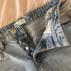 zara jeans i storlek 36🩷 gjort hål längst midjan så man kan sätta in ett snöre för att få tajtare i midjan🩷