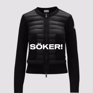 SÖKER MONCLER CARDIGAN  - Storlek S mörkblå eller svart moncler cardigan för Max 2500kr