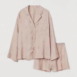 Satinpyjamas  - Satinpyjamas från H&M, mycket bra skick, knappt använd. Frakt tillkommer.