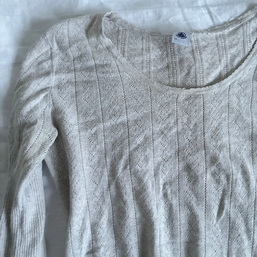 Långärmad tröja med pointelle mönster köpt second hand passar xs och s 💗. Stickat.