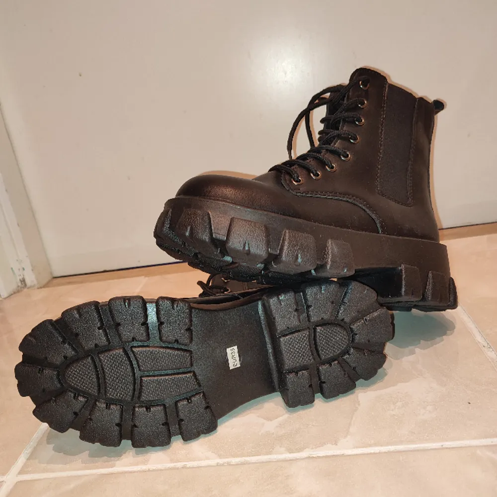 Svarta platform skor, aldrig använda pga fel storlek. Kan mötas upp i Linköping eller posta. Betalning via Swish:). Skor.