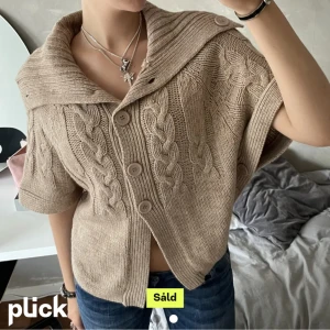 Kortärmad Kofta - Säljer min kofta som är köpt här på Plick😊bilderna är från förra ägaren. Inga defekter ✨Passar både S och M