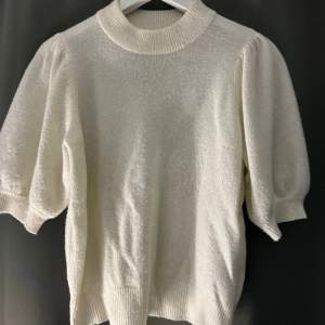 Kortärmad stickad tröja från only. Använd fåtal gång och säljs då den inte kommer till användning. 