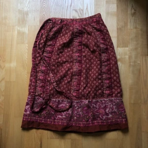 vintage kjol  - väldigt fin vintage kjol med rött mönster. 