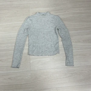 Grå tröja - Säljer denna supersnygga tröjan från bershka. Lite ljusare i verkligheten🩷 köparen står för frakt