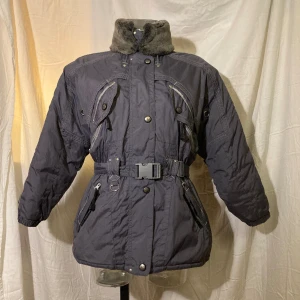 Vinterjacka fuskpäls - Vinterjacka med fuskpäls, storlek S. 