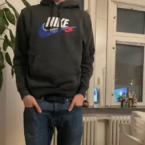 Snygg Nike hoodie storlek M, använd få tal gånger