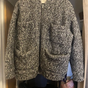 Höst/vår jacka  - Jag säljer denna jackan från carin wester i 60% polyester och 40% ull då den inte används längre. Skicket på jackan är bra då den bara har används under en höst. Den är i storlek M men kan även gå som L då den är oversized.💕