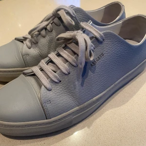 Axel arigato skor - Storlek 43, skick 9/10. Pris 800kr