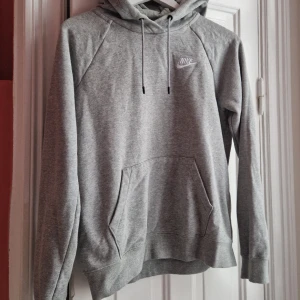 Grå Hoodie S - Grå tunn hoodie med litet print från Nike. Strl S. Normal I storlek. Sällan använd och utan skavanker.