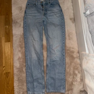 Ljusblå jeans  - Storlek 36, passar dig som är runt 170! Bra skick bara använda ett fåtal gånger.
