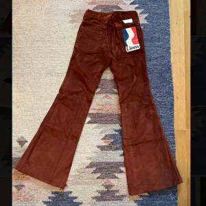 Vintage manchesterbyxor - Vintage högmidjade manchesterbyxor tillverkade i frankrike av märket Lions. Midjemått 34cm (mätt tvärs över midjan) och innerbenslängd 80cm. Skulle säga att de passar ungefär en storlek XS/XXS Mycket fint skick!