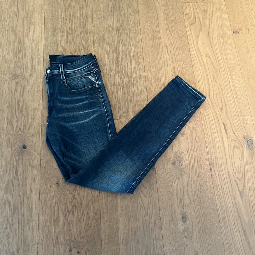 Hej, säljer mina feta replay jeans anbass hyperflex som är i gott skick.. Jeans & Byxor.