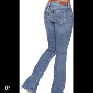 Lee Low Waisted Bootcut Jeans - Dessa är lite mörkare, men samma modell! Pris kan diskuteras💓 Orginalpris: 1200kr  Mått: Midja - Ca 38 cm Innerben - Ca 78/79 cm 