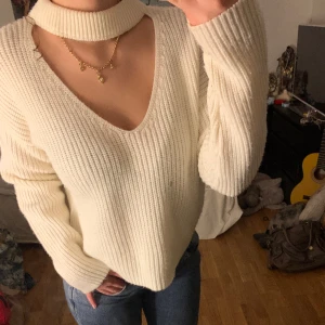 Stickad tröja  - Stickad vit tröja med krage, skriv för mer info💞