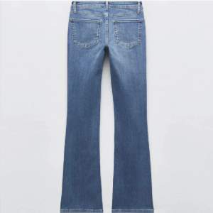 Säljer mina lågmidjade jeans ifrån zara då de är för små 💕 har sprätt upp sömmen längst ner för att få de 2-3 cm längre! Jättebra skick