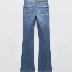 Zara bootcut lowwaist jeans - Säljer mina lågmidjade jeans ifrån zara då de är för små 💕 har sprätt upp sömmen längst ner för att få de 2-3 cm längre! Jättebra skick