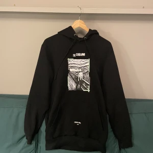 Hoodie/Huvtröja - En riktig fet hoodie med coolt tryck. Bra passform och väldigt mjuk