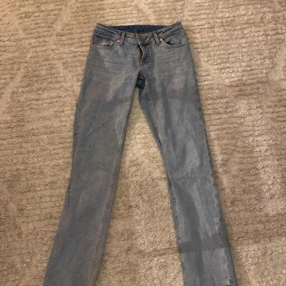 Dessa jeans är från monki i storlek 28, snygga och  lågmidjade.  ❤️ klippta längs ner. ❤️. Jeans & Byxor.