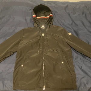 Moncler windbreaker jacka - Säljer billigt pågrund av tappat kvitto,  Äkta ingen skada alls priset sänks vid snabb affär