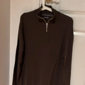 Jack&Jones halfzip - Tja säljer denna halvzip i fint skick för att den är för stor för mig och därför enbart använd ett fåtal gånger! Vid minsta fråga  kom pm!