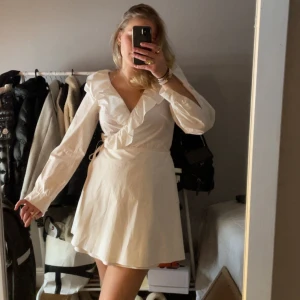 Vit volangklänning - Nyskick! Vit klänning som skulle funka bra till student, skolavslutning eller när som egentligen 🤩💕🥰
