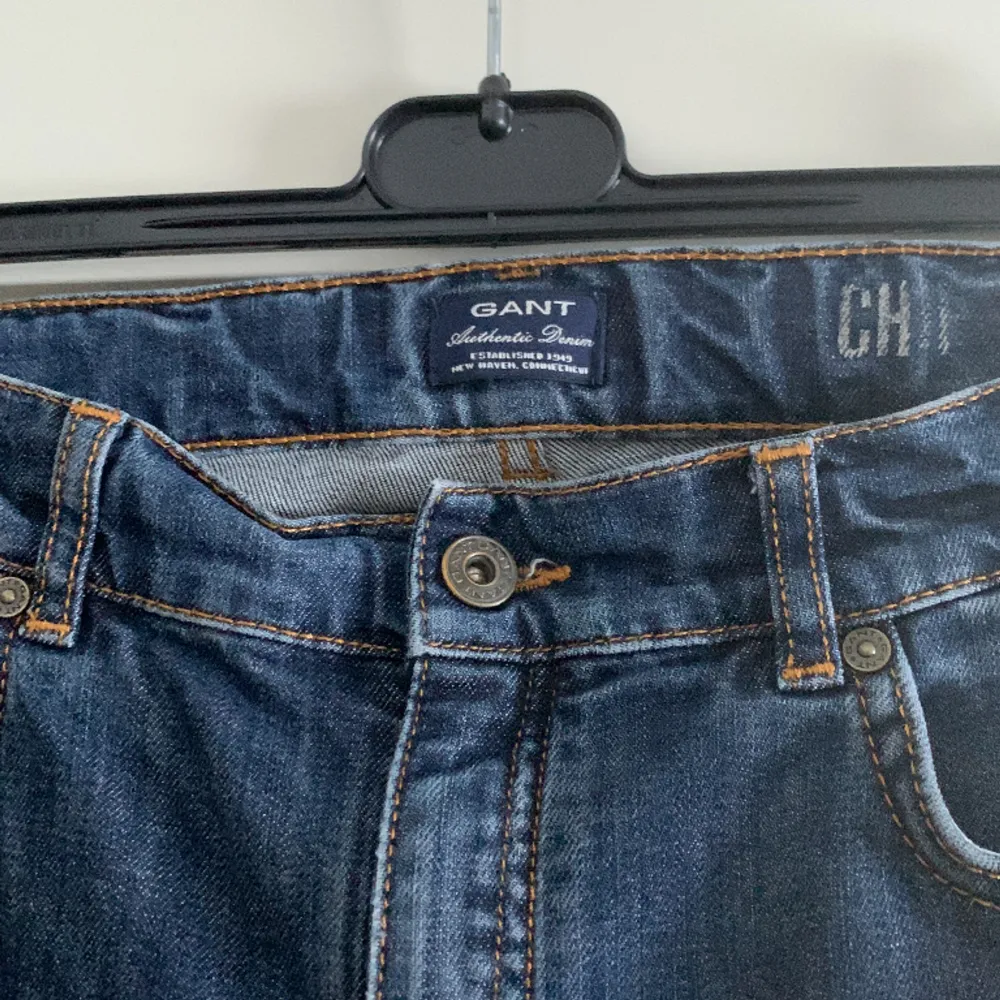 Säljer mina nästintill oanvända Gantjeans i  nyskick. Jeansen är i strl 158/164 i Regular fit. Säljes för 275. Pris kan diskuteras. . Jeans & Byxor.