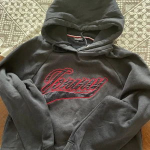 Mörk hoodie Tommy Hilfiger - Fin mörk hoodie med röd text ”TOMMY”  Storlek XL 100:- exkl. frakt