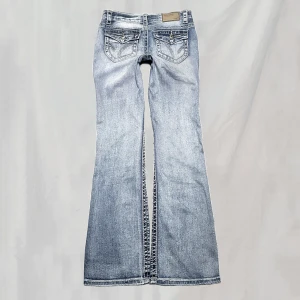 Jeans - Midja: 73 innerben:78,5 Jeans med detaljerade bakfickor. Sitter lite bootcut. Hittar ingen storlek men passar kring XS (använd mått). Något ytterst smått nötta men överlag mycket fint skick!🤍