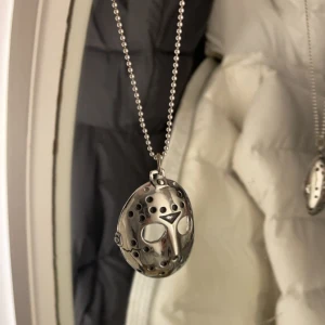 Jason halsband - Friday the 13th halsband med silver kedja. Riktigt snygg och tjejerna gillar den🌟