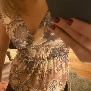 Söt topp - En så söt topp från only med ”resor” i midjan! Jätte söt till sommaren. Den är i storlek S!! Skriv om ni undrar nåt o lägg prisförslag!💞💞💞
