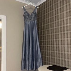 Balklänning  - Säljer min helt oanvända balklänning då balen blev inställd pågrund av pandemi. Klänningen är köpt på Scandinavian dress outlet och är från märket Flower by Charm’s Paris. Storlek S💙 nypris 4000 kr. Meddelande för mer info och bilder😊
