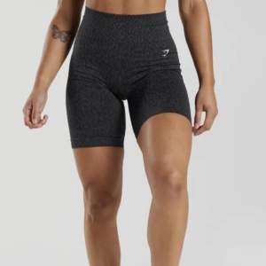 Super snygga shorts ifrån Gymshark med booty scrunch, de är väl använda men frf i bra skick. Nypris runt 500kr (säljs ej mer på hemsidan)