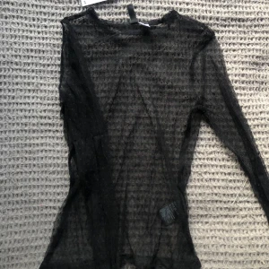 Genomskinlig svart blus - Jättefin genomskinlig svart blus från H&M i storlek S 💓 I nyskick med prislappen kva, nypris 99kr  🫶🏻 Säljes då den inte passar mig (som har M)  Skriv om ni har frågor 💓 Tryck gärna på köp nu!!