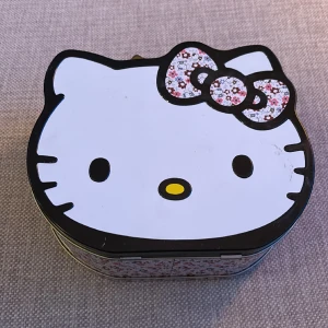 Hello Kitty plåtlåda lunchlåda - Fin plåtlåda med form och motiv av Hello Kitty. Passar perfekt för att lägga småsaker eller lunch i. 