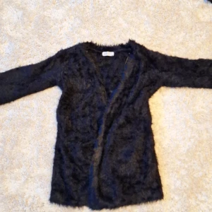 Stickad kofta - Svart fluffig kofta