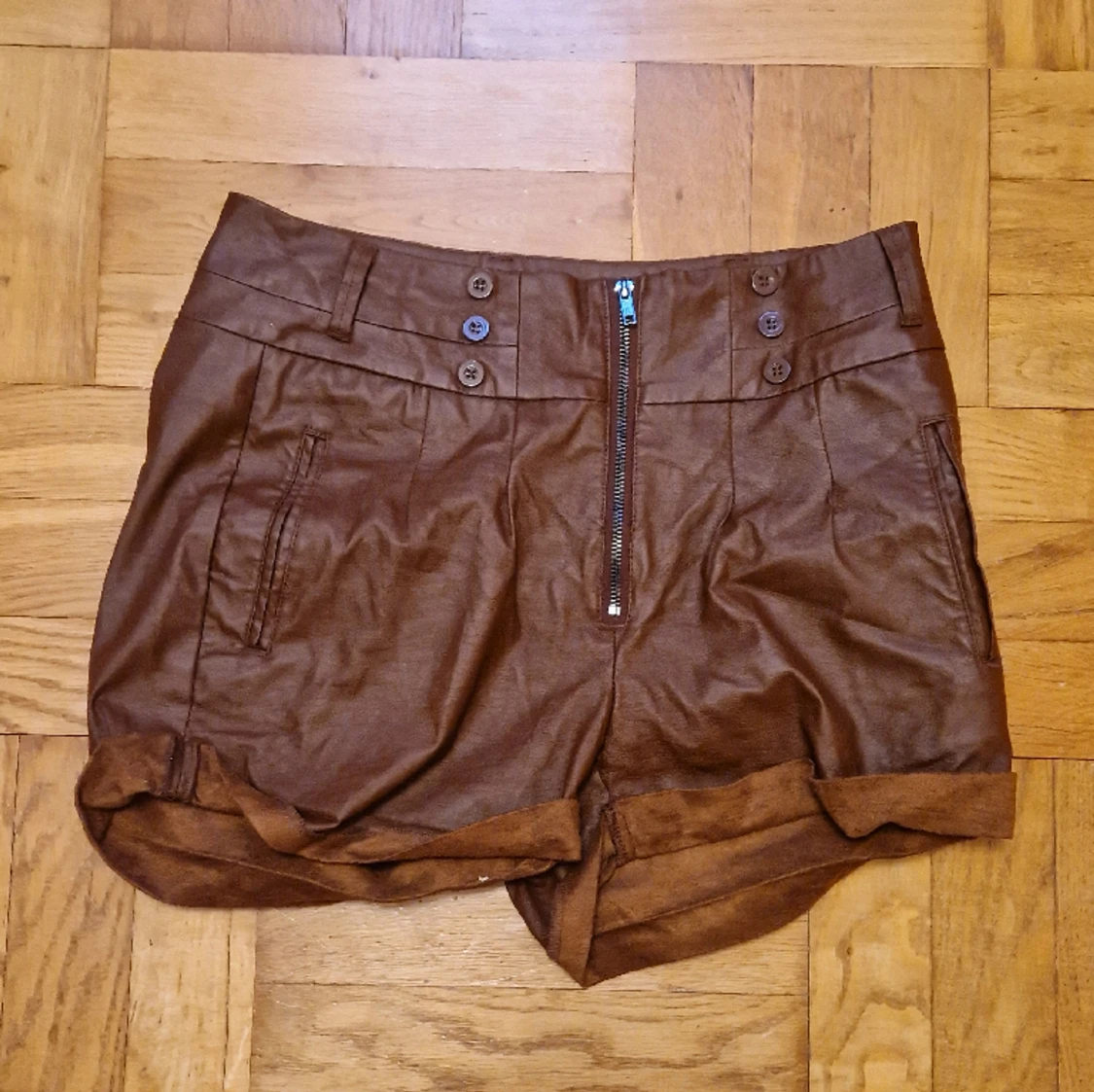 Bruna shorts i fejkläder