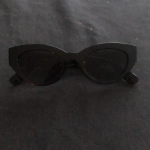 Solglasögon  - Säljer dessa solglasögon i väldigt bra skick då jag aldrig använt dem. Skriv för fler bilder 