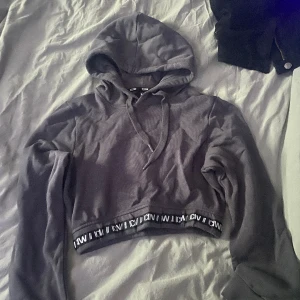 Tränings tröja  - Säljer min tränings tröja från iciw typ använt en gång jätte bra skick🩷👚