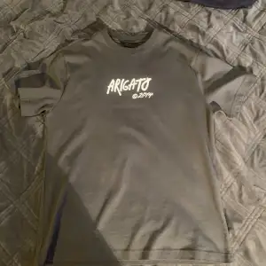 En fin t-shirt från Axel Arigato i mörkgrå färg. Köpt förra sommaren och sparsamt använd. Skicka ett DM för hur den sitter på!
