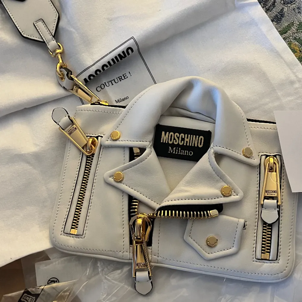 Ett helt nytt Moschino väska köpte från Zalando 9 525,00 kr men det passar inte mig tyvärr jag vill sälja den för 7300 kr bara ... Väskor.